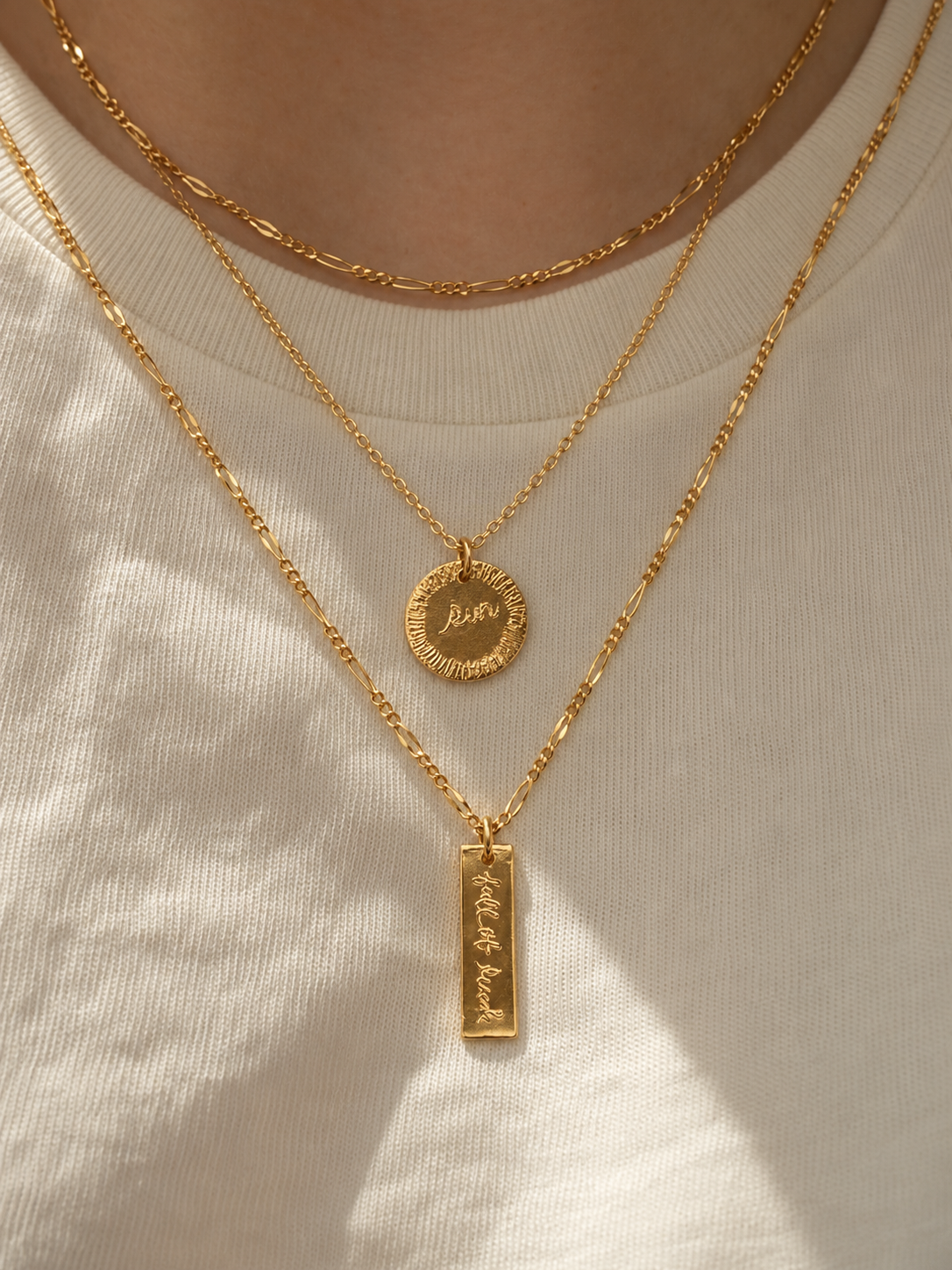 【新商品】スクエアゴールドネックレス（文字: full of luck (溢れんばかりの幸運）