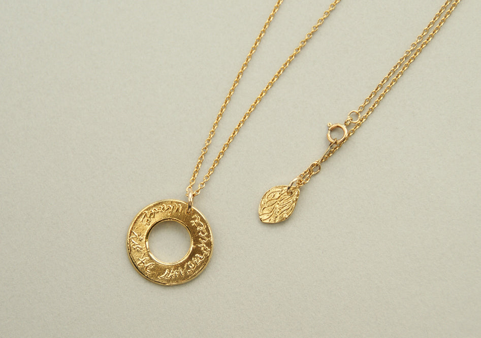 Circleゴールドコインネックレス（文字: Just want to be sincere（誠実でいたいだけ）
