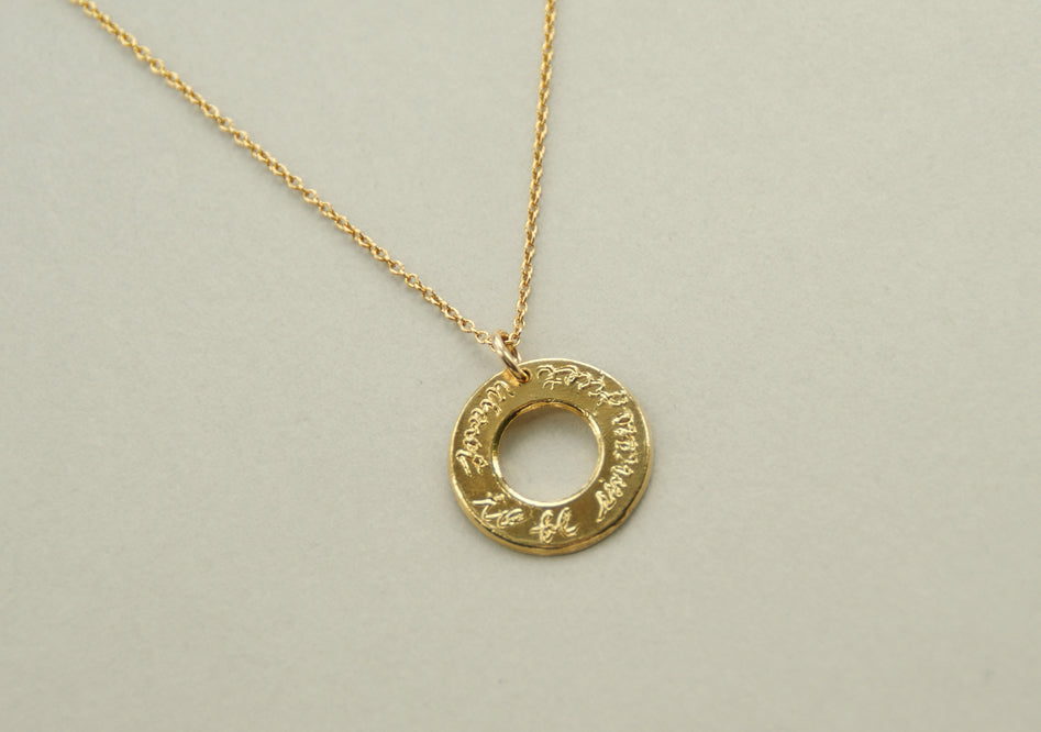 Circleゴールドコインネックレス（文字: Just want to be sincere（誠実でいたいだけ）