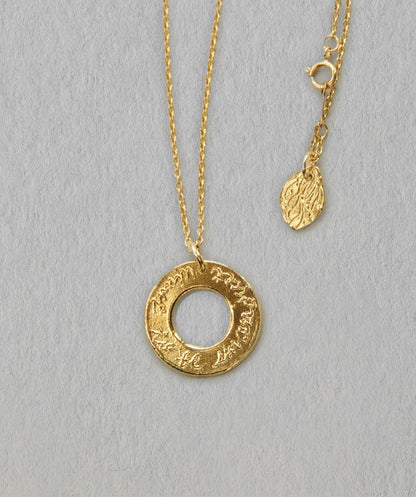 Circleゴールドコインネックレス（文字: Just want to be sincere（誠実でいたいだけ）