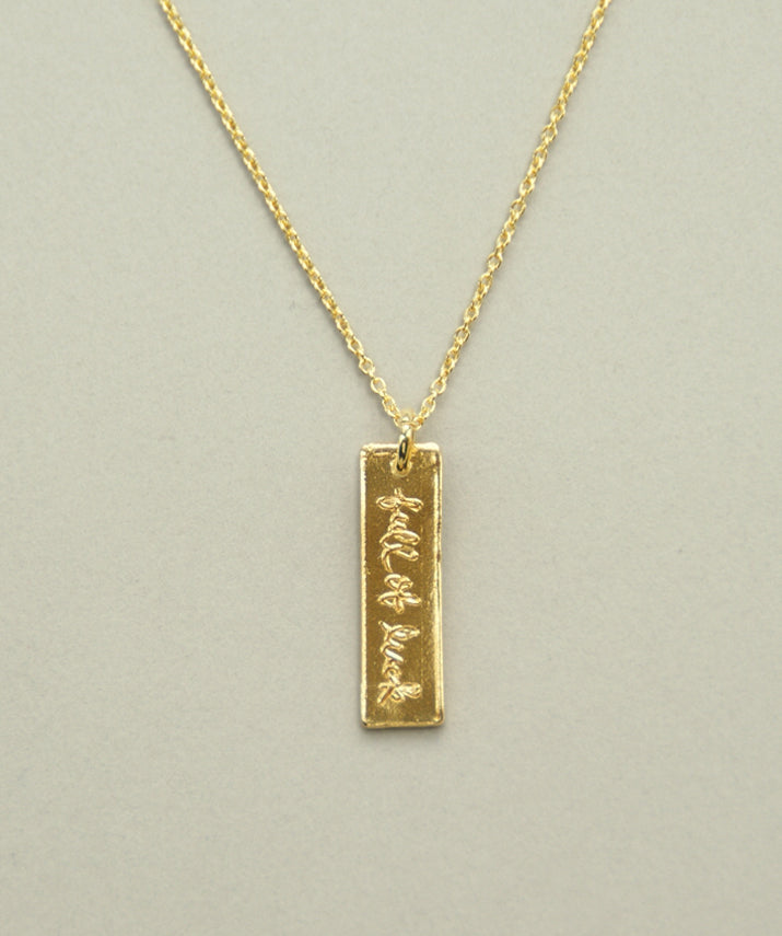 【新商品】スクエアゴールドネックレス（文字: full of luck (溢れんばかりの幸運）