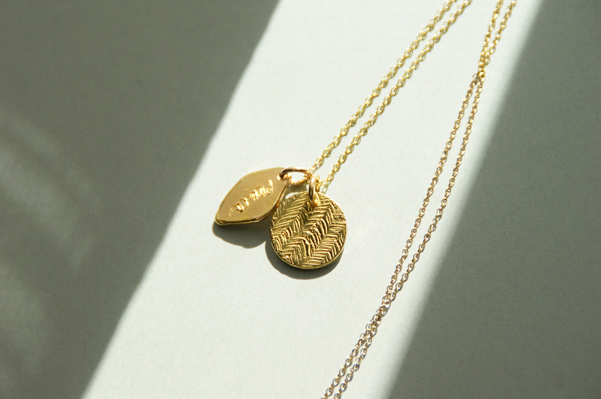 【新商品】Land of Natureゴールドコインネックレス（文字: Peace 平和）