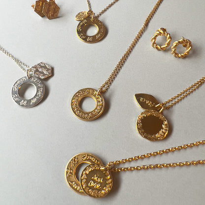 Laurelゴールドコインネックレス（文字:Peace）