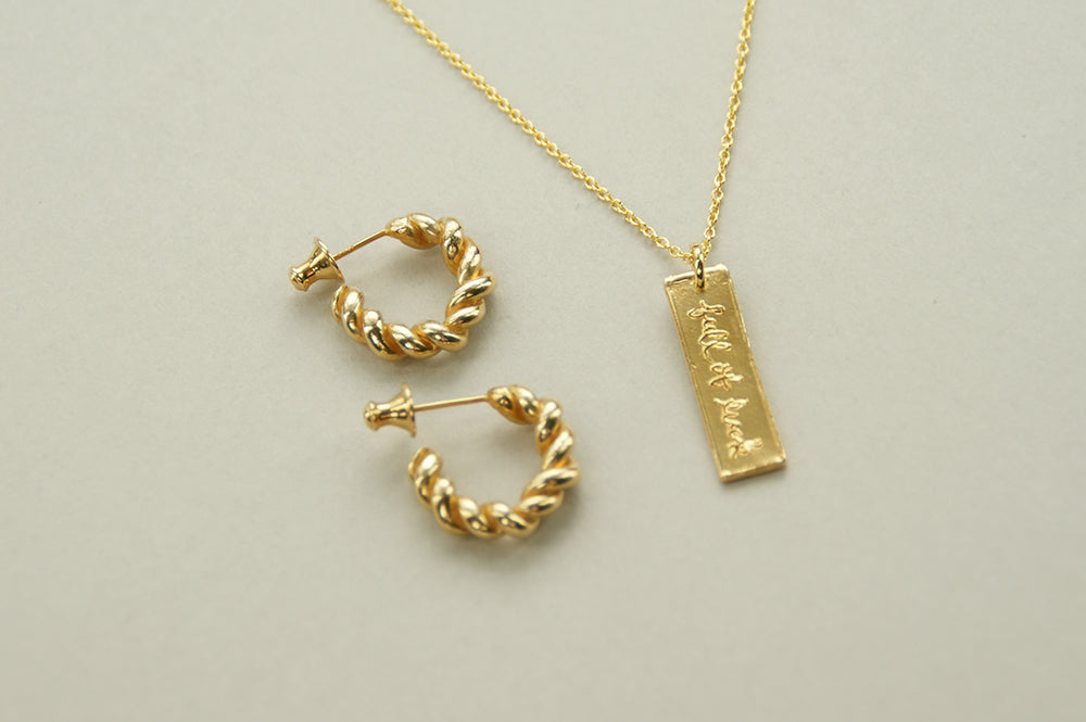 【新商品】スクエアゴールドネックレス（文字: full of luck (溢れんばかりの幸運）