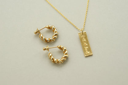 【新商品】スクエアゴールドネックレス（文字: full of luck (溢れんばかりの幸運）