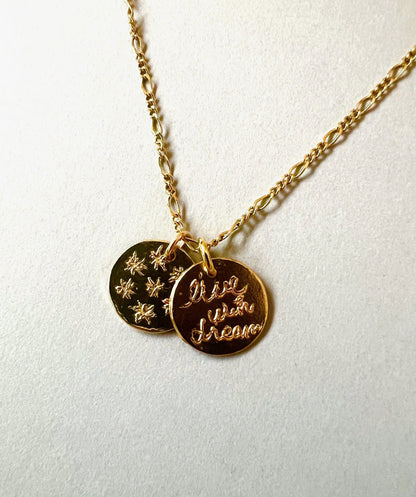 【新商品】フィガロチェーンダブルコインネックレス（文字: Live with dream（夢に生きよう！）