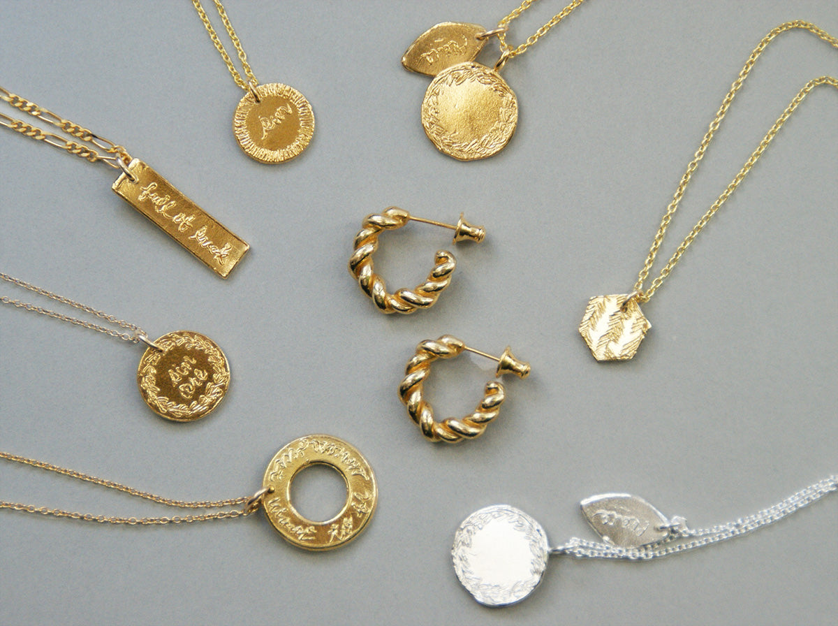 【新商品】スクエアゴールドネックレス（文字: full of luck (溢れんばかりの幸運）